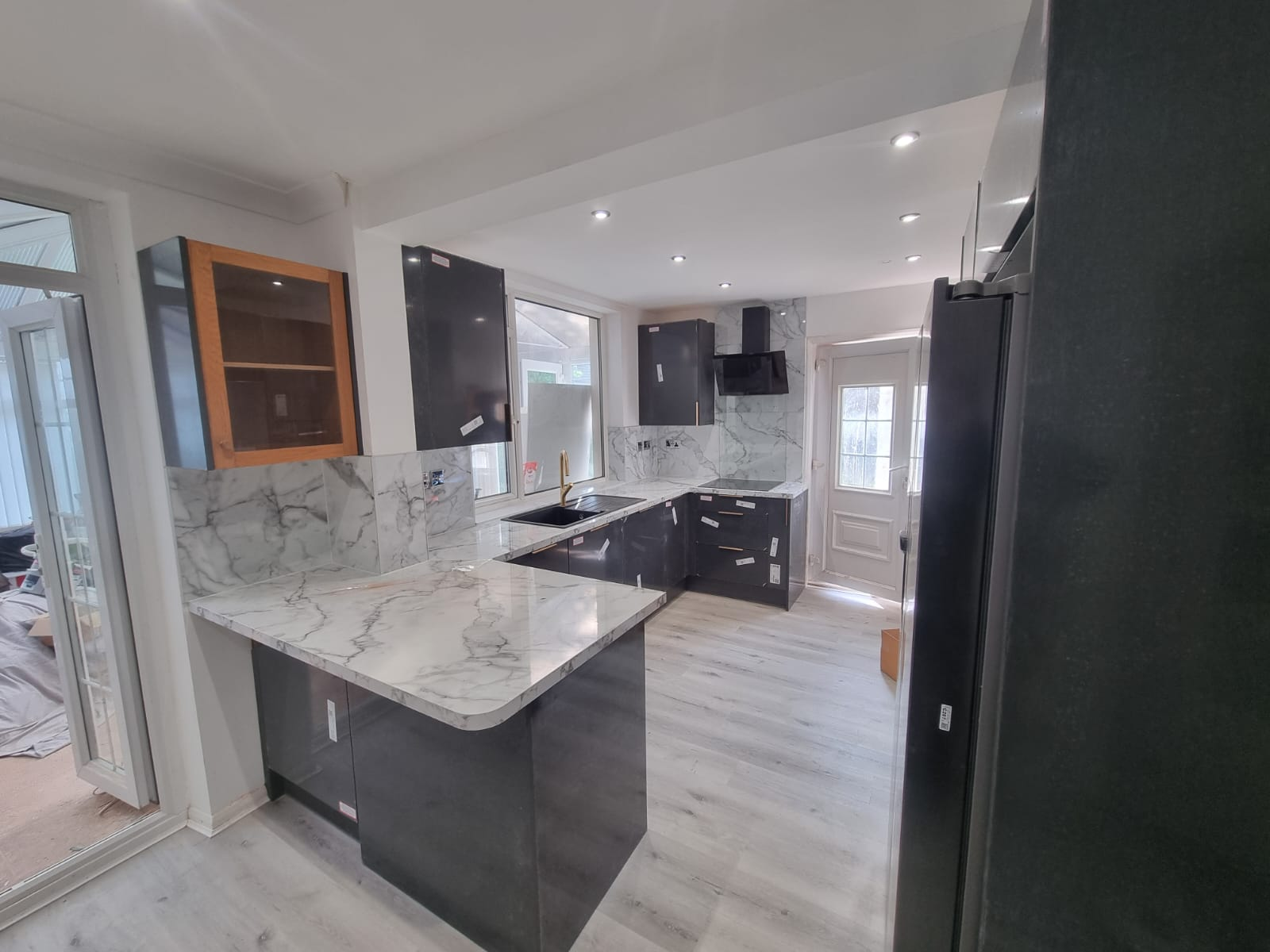 New fitted kitchen in Leeds with graphite units and marble-effect worktops